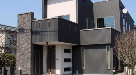黒を基調にしたシャープで大胆なデザイン