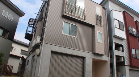 光と風をたくさん取り入れる3階建ての家