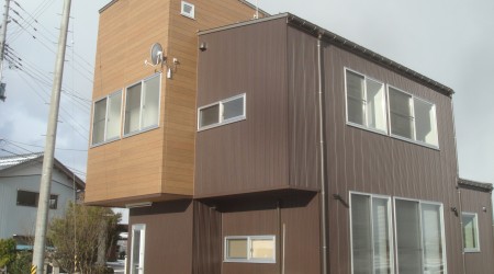 人と自然の気配を感じながら、各自が好きなことをする「くぼみスペース」のある家