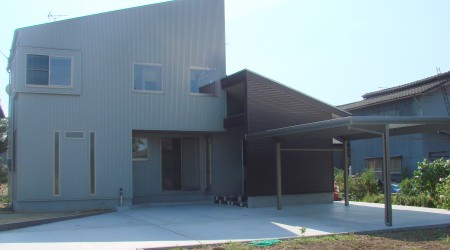 広い敷地を利用したガーデニングスペースのある家