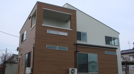 角地のプライバシーに配慮したデザイン住宅