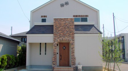 アーチゲートをアクセントにしたエレガントな家