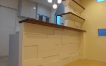 光の陰影で壁に変化をもたせるアクセントウォール