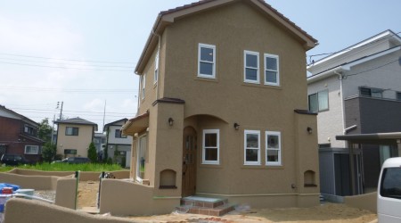 素材感のあるアンティーク家具の似合う住まい