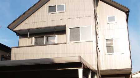 主張しすぎない個性を持った街並みに合う端正な住まい