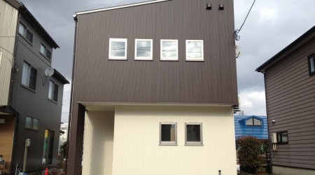 造り付けカウンターのある遊び心いっぱいの住まい